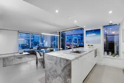 Image de One-of-a-Kind Luxury 3 Bed Penthouse w\/ huge Private Patio, Hot tub & Firetable!