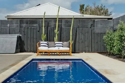 Image de Stunning water views with heated swim/spa near to public boat-ramp, beach, shops