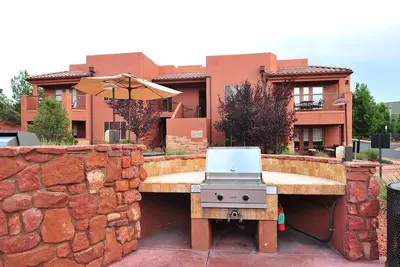Image de New Year Celebration Surrounded by Red Rocks!