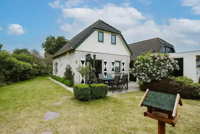 Image de Cette maison de vacances confortable, Grevelingen 33, vous entoure d'une atmosphère exquise au milieu du Noordzeepark.