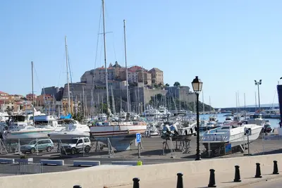 Appartement T2 climatisé avec terrasse situé au 4e étage avec ascenseur, S/E