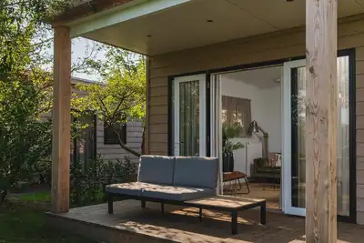 Image de A cottage with sauna, bathtub and rain shower in a prime location!