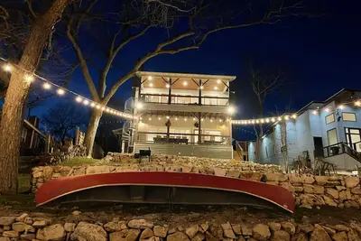 Image de Luxurious Guadalupe Riverfront Home! 2 beautiful decks, 2 fire pit. 2 dogs!