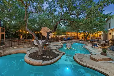 Image de Guest House w/Resort Style Backyard, 2 pools & Hot tub