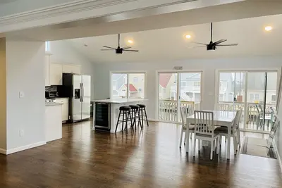 Image de Renovated Lagoon Front Home in Beach Haven West!