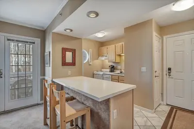 Image de Beautiful top floor corner unit. Private entrance.