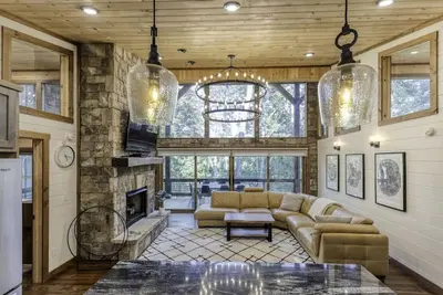 Image de Walking Bear · Hot Tub, 3 Fireplaces, Firepit area with private River Access nearby!
