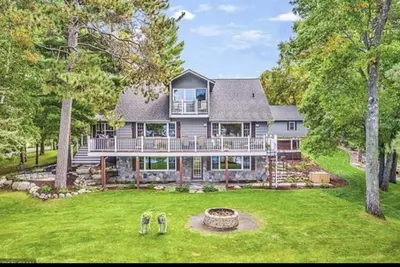 Image de Cape Cod w/ 425' of Amazing White Fish Chain Shoreline, Sandy Beach + Extras