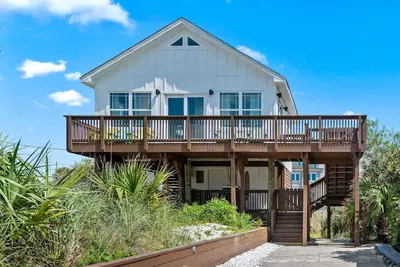 Image de 🏖️ The Surf Shack | Gulf Views + 30 Steps to Beach | Budget + Pet-Friendly 🐾
