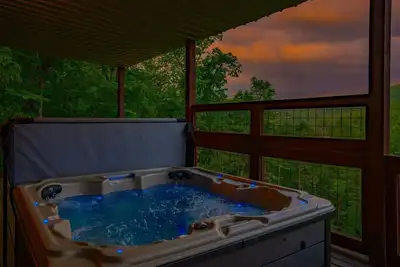 Image de City & Mountain Views + Hot Tub + Pool Table + Fireplace - Absolute Heaven