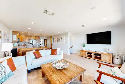Image de Three-Story Beachfront Gem w/ a Private Balcony, Ocean View, & Full Kitchen