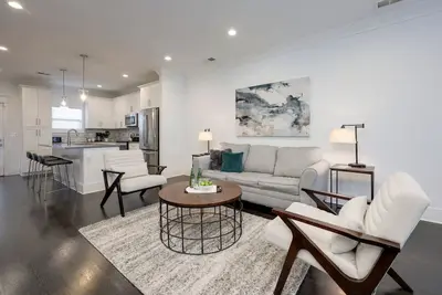 Image de 10 Mins To Broadway - Modern Gated Townhome
