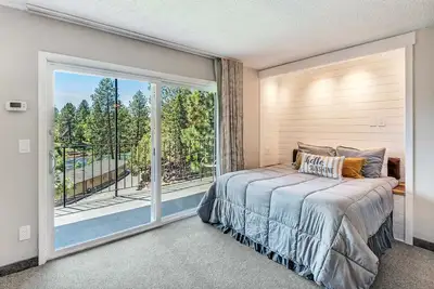 Image de \"Larch Madness\" Riverfront Condo - Pet Friendly Near Downtown