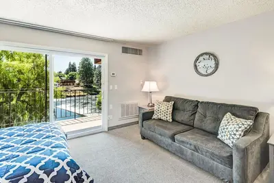 Image de \"The Mount Bachelor Pad\" Cozy one-bedroom condo overlooking the Deschutes