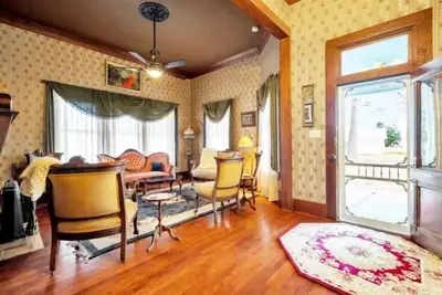 Image de Luxe Historic Private Getaway Minutes to the Lake!