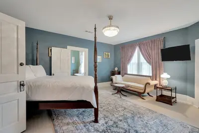 Image de Luxe Private Room in Historic Hemphill Manor!