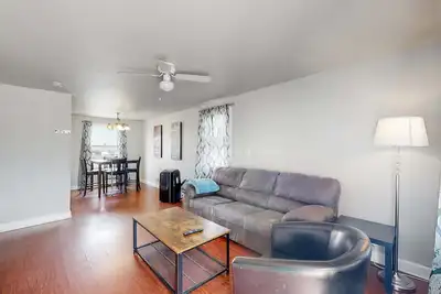 Image de Cool Stay Near Rapids Stadium Ideal for Sports Fans!
