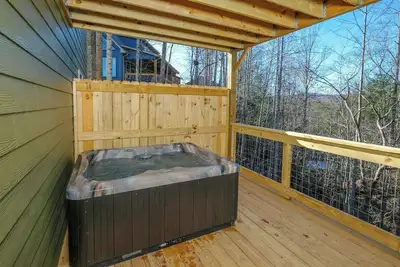 Image de Sit fireside, play arcade games, shoot pool & soak in the hot tub! - Wine Down