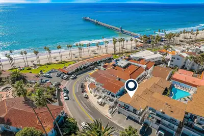 Image de Dreamy dwelling 1 block from the beach, dining & pier with heated pool & balcony