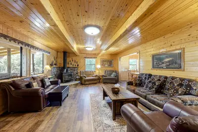 Image de Ideal Gem on the River w/ Wood-Burning Fireplace, Spacious Deck, & WiFi