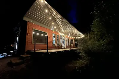 Image de The Woods Shipping Container Cabin-High Speed WiFi! -Hot Tub! -Covered Deck! -Relax