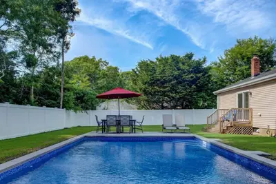 Image de Beautiful newly renovated Hampton Bays home w/heated pool close to ocean beaches
