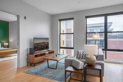 Image de Modern + Bright 2br in Southie w/ Gym, by Blueground