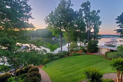 Image de Updated Lakefront Home w/great outdoor space and private dock, Sleeps 12.