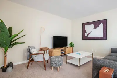 Image de Sleek Mountain View 2br w/, Pool, Bbq, nr. Shops & Hwy, by Blueground