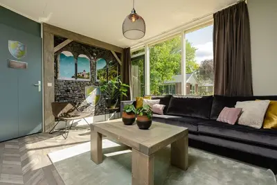 Image de Spacious children's cottage with treehouse beds, toys and a fun theme!