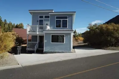 Image de Gull Lake Baby House- 5 minutes walking distance to Gull Lake Marina and Park, newly remodeled