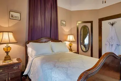 Image de Luxe Private Room in Historic Hemphill Getaway!