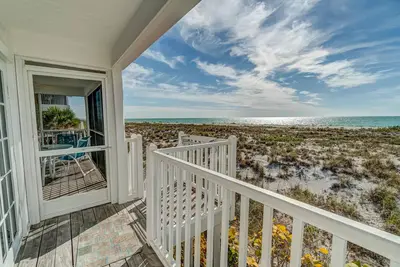 Image de A Spectacular View of the Sunsets from this Spectacular Island Villa, B1213a