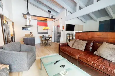 Image de Remodeled Charming Studio, Balcony. Short Walk to The Village, Pool On-site