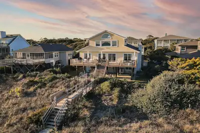 Image de Lighthouse by AvantStay | Beachfront View Home w/ Pool Table & Ping Pong