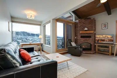 Image de Superbes vues de la lumière, aérée au dernier étage condo ~ marcher jusqu'à Gondola!