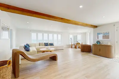Image de Coastal gem on the water with beach access, gorgeous views & spacious layout