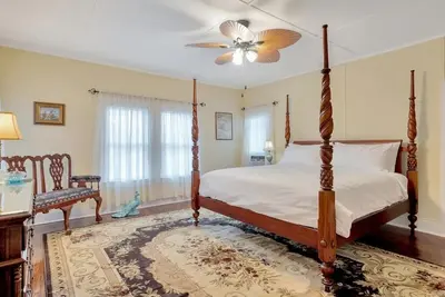 Image de Luxe Private Room in Historic Home Near Lake!