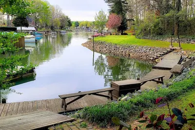 Image de Family-friendly lakefront retreat. 8 Kayaks, porch swings, grill, private dock.