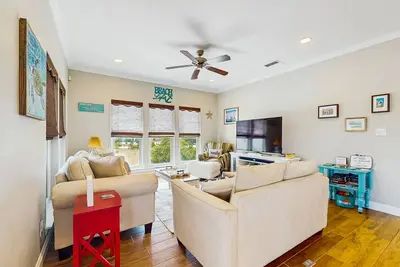 Two-Level Home w/W/D, Shared Outdoor Pool, Free High-Speed WiFi, Central A/C