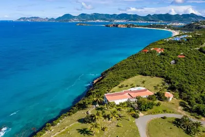 Image de Cliffside villa with pool, housekeeping, & free concierge service