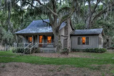 Image de 3br Chachalaca Retreat on Sapelo w\/ firepit, screened-in porch, & beach supplies