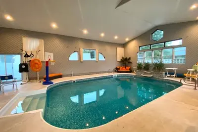 Image de Huge house w/ Indoor pool, arcade, sports bar