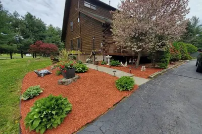 Image de Lower level unit in Spectacular Log Home Estate