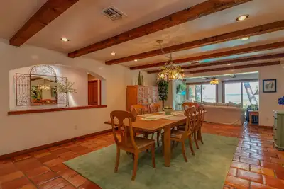 Image de Lakefront Sunsets & Designer Interiors