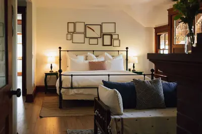 Image de Mount Tom House - a whimsically charming getaway in 200 acres of Oregon forest
