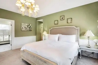 Luxe Balcony Suite in Historic Hemphill Home!