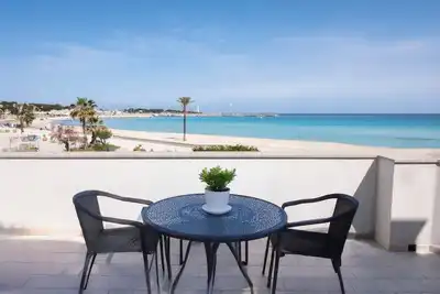 Image de Blue house on the sea and very central.