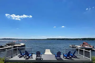 Image de New! Lakefront Home, mins to Racetrack & downtown