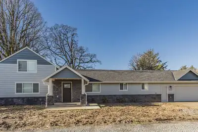 Image de Beautiful like new home with a large hot tub in a quiet neighborhood on Acreage.